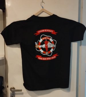 REMERA NADADOR DE RESCATE ESTAMPADA