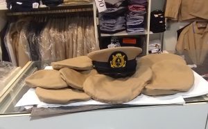 FUNDA ARENA PARA GORRA DE SERVICIO